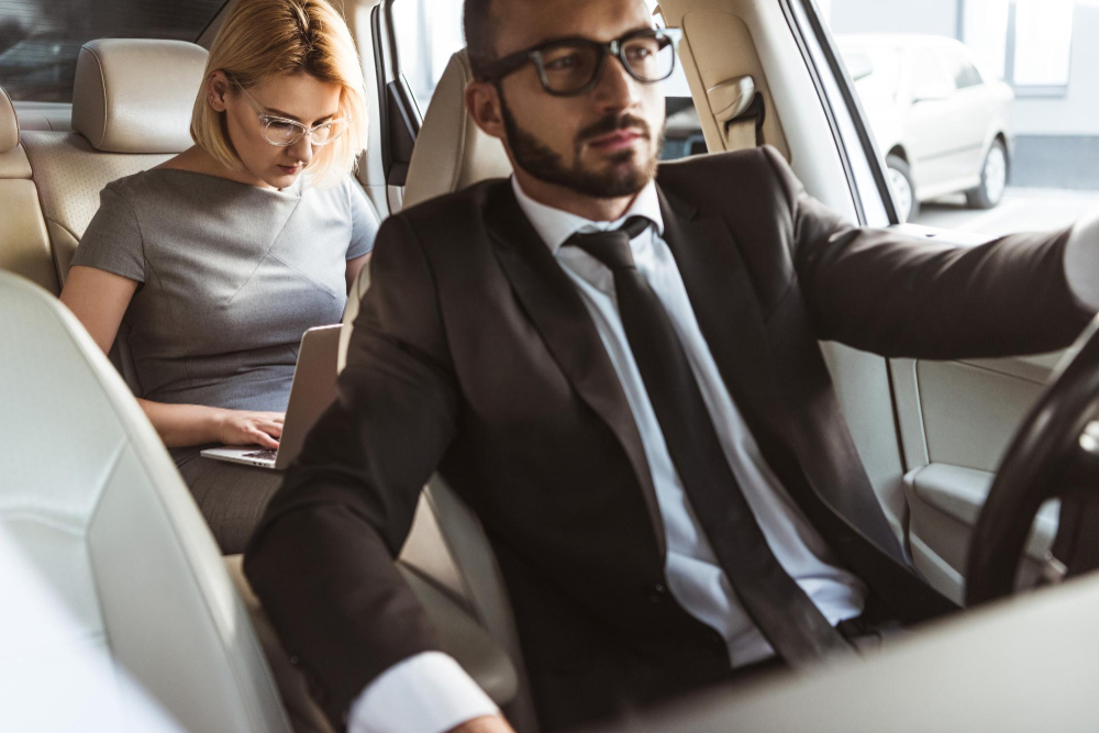 beau-chauffeur-belle-femme-affaires-voiture