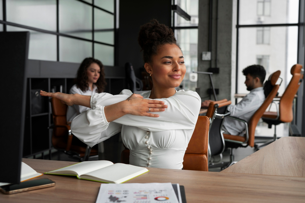 coup-moyen-femme-qui-s-etend-au-travail